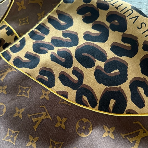 Display #1 New Louis Vuitton Scarf Leopard Print Monogram Flower Silk Wrap - Picture 16 of 16